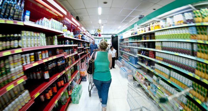Inflação de alimentos: Nestlé anuncia que 2023 continuará sendo de reajustes.