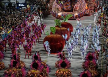 Escolas de Samba, Grupo Especial no Rio: Desfiles na noite de segunda-feira, dia 20.