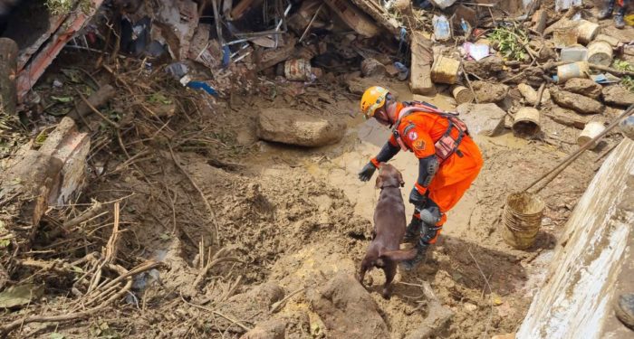 Tragédia em São Gonçalo: Corpo de Bombeiros resgata corpos.