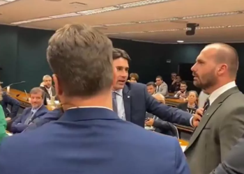 Briga de Eduardo Bolsonaro: entenda a tentativa de agressão do filho de Jair Bolsonaro contra o deputado Marcon (PT-RS).