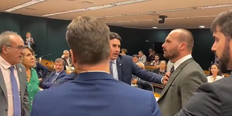 Briga de Eduardo Bolsonaro: entenda a tentativa de agressão do filho de Jair Bolsonaro contra o deputado Marcon (PT-RS).