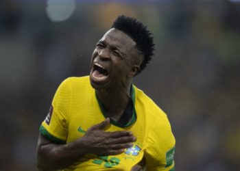 Vini Jr.: Protesto no Rio de Janeiro ao jogador brasileiro vítima de violência racial.