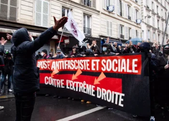 Manifestantes em Paris: na crise cíclica do capitalismo entenda quem paga a conta.