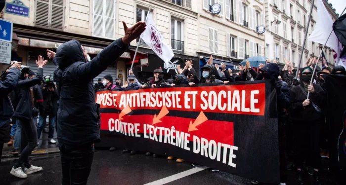 Manifestantes em Paris: na crise cíclica do capitalismo entenda quem paga a conta.