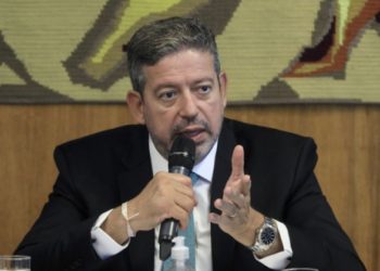 Arthur Lira alvo da operação Hefesto: o que implica o presidente da Câmara dos Deputados.