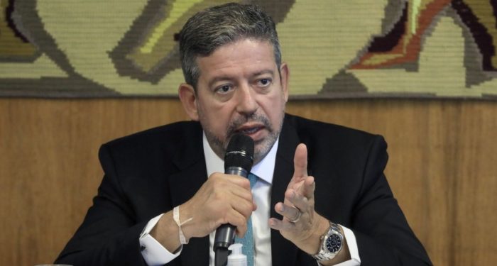 Arthur Lira alvo da operação Hefesto: o que implica o presidente da Câmara dos Deputados.