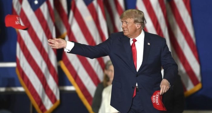 Donald Trump: mesmo processado, ex-presidente lidera pesquisas nos EUA.