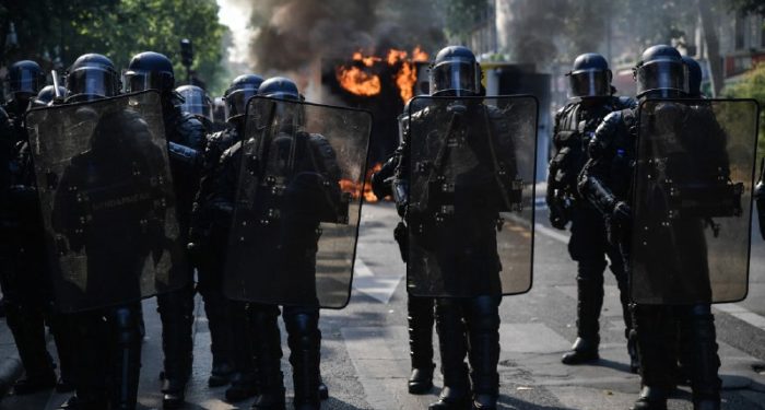 Protestos nas ruas de Paris: Reação contra o assassinato de um jovem de 17 anos na capital da França