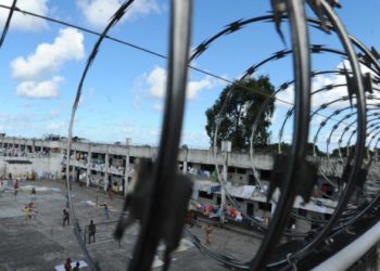 Anuário do Fórum Brasileiro de Segurança Pública: quase 70% dos presos no Brasil são negros.