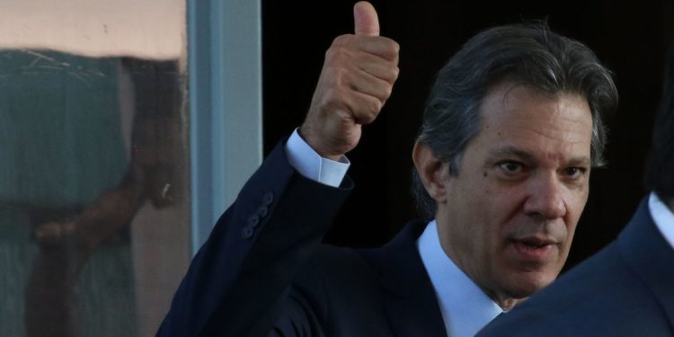 Ministro da Fazenda Fernando Haddad: destino traçado para o Brasil no arcabouço fiscal e na PEC da Transição.