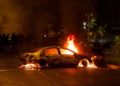 Distúrbios provocam destruição nas ruas de Paris, na França.
