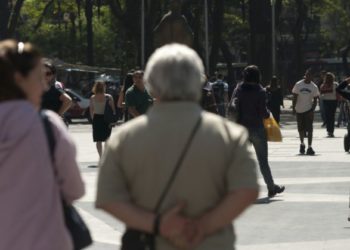 Aposentados e autônomos: entenda o que é economia do cuidado e economia de viração.