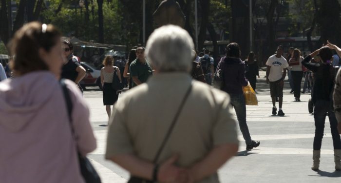 Aposentados e autônomos: entenda o que é economia do cuidado e economia de viração.