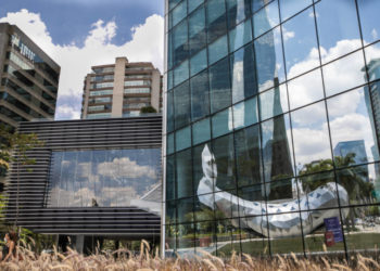 Crise social no Brasil e a narrativa das elites: como a mídia brasileira vende os seus interesses para o grande público.