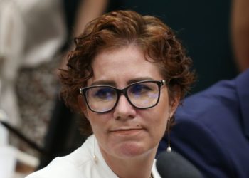 Deputada Carla Zambelli, presa na Itália e condenada no Brasil por ataque hacker ao CNJ, terá audiência de extradição marcada para 13 de agosto no Tribunal de Apelação de Roma.