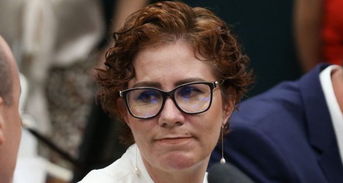 Deputada Carla Zambelli, presa na Itália e condenada no Brasil por ataque hacker ao CNJ, terá audiência de extradição marcada para 13 de agosto no Tribunal de Apelação de Roma.