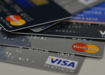 Nova lei do cartão de crédito estabelece teto para juros do rotativo, amplia transparência nas faturas e reduz risco de endividamento.