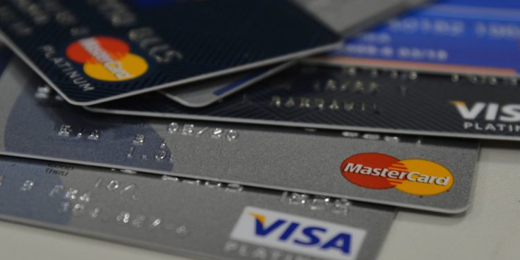 Nova lei do cartão de crédito estabelece teto para juros do rotativo, amplia transparência nas faturas e reduz risco de endividamento.