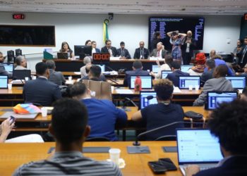 Projeto de lei que prevê punição para pais ou tutores que deixarem crianças sozinhas em áreas de uso comum nos condomínios.