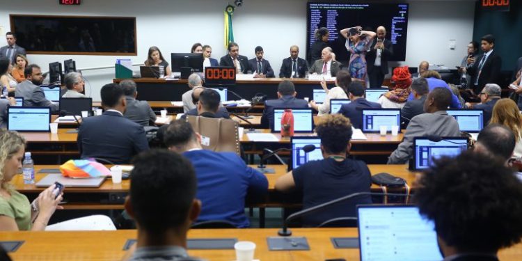 Projeto de lei que prevê punição para pais ou tutores que deixarem crianças sozinhas em áreas de uso comum nos condomínios.