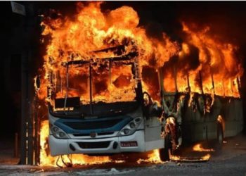 Rio: milicianos incendeiam 27 ônibus e um trem.