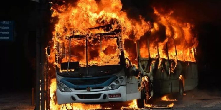 Rio: milicianos incendeiam 27 ônibus e um trem.