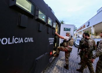 Operação da Polícia no Complexo da Maré no RJ: dois helicópteros atingidos por tiros.