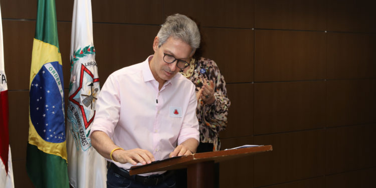 Romeu Zema: o super reajuste no salário do governador de Minas Gerais, dos secretários e deputados estaduais.