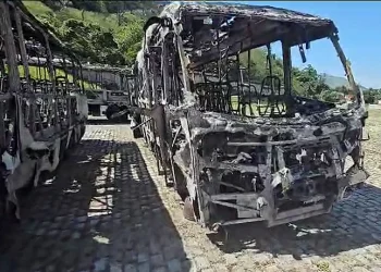 Dezenas de ônibus incendiados no RJ: o que o ministério da Justiça fala sobre as milícias na Zona Oeste.