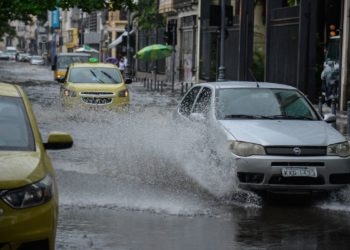 Inmet: alerta de chuvas fortes em 10 estados entre 21 e 22 de janeiro de 2024.