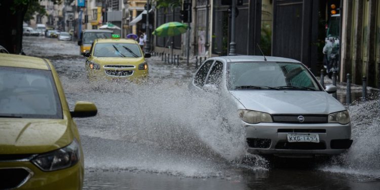 Inmet: alerta de chuvas fortes em 10 estados entre 21 e 22 de janeiro de 2024.