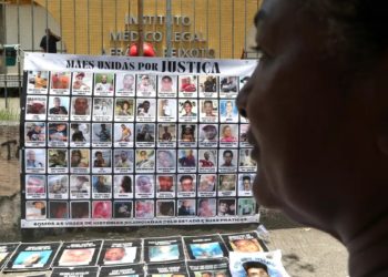 Protesto no IML do Rio: famílias criticam demora na realização de exames e inconclusão de resultados.