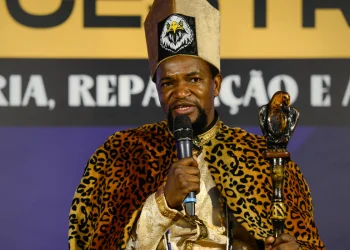 Ekuikui VI Tchongolola Tchongonga: líder do maior grupo étnico de Angola em visita ao Cais do Valongo.