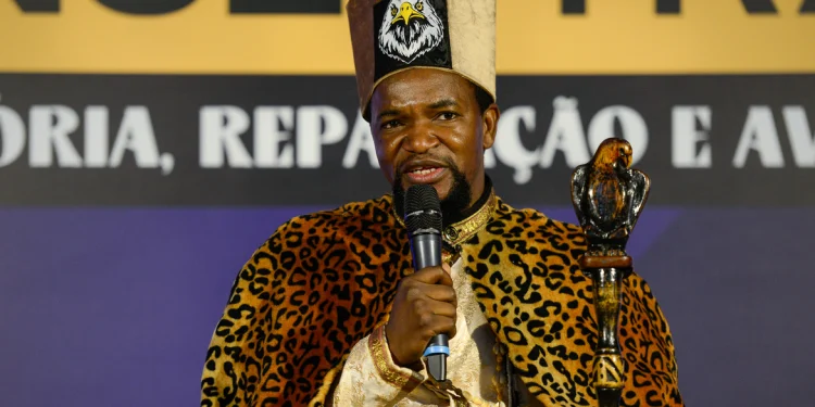 Ekuikui VI Tchongolola Tchongonga: líder do maior grupo étnico de Angola em visita ao Cais do Valongo.
