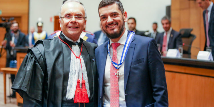 Homeangem do TJRJ ao presidente da Alerj, Rodrigo Bacellar.