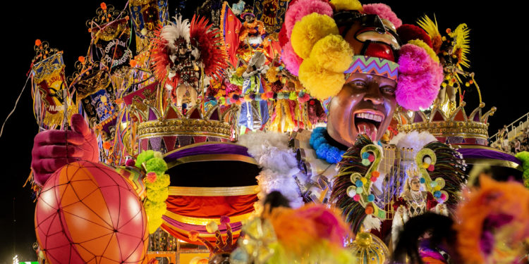 "Laroyê Grande Rio: a exposição no Museu de Arte do Rio sobre o samba-enredo que homenageou Exu.