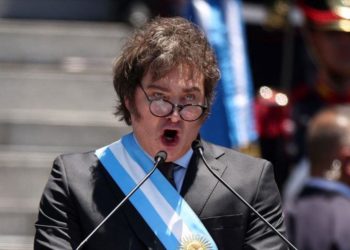Posse de Javier Milei: presidente empossado na Argentina promete arrocho fiscal e cortes programas sociais.