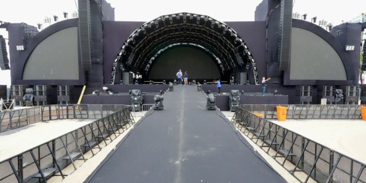 Réveillon 2024 em Copacabana: confira início da programação.