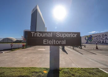 TSE estuda multa para fake news com inteligência artificial nas eleições.