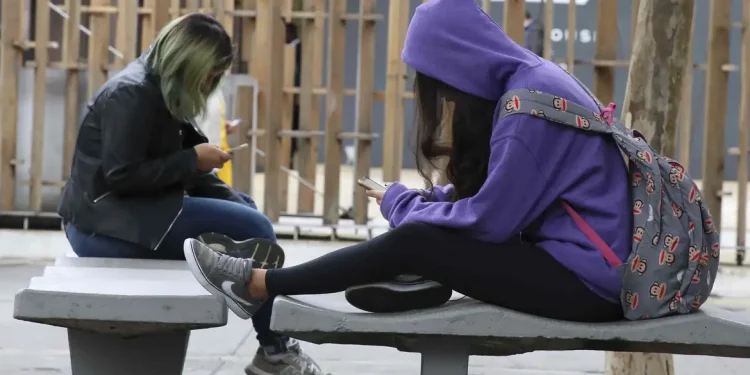 Smartphone: psicóloga Karoline Barbosa alerta que uso excessivo prejudica a saúde e pode provocar doenças mentais.