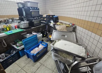 Flagrante em camarote na Sapucaí: comida era prepara em banheiro.