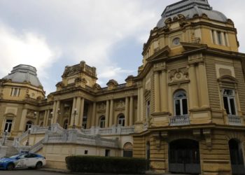 Crise financeira no Estado do Rio: servidores pedem pagamento de reposição salarial.