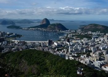 A instalação da tirolesa no complexo turístico do Pão de Açúcar e da Urca, cartão postal no Rio de Janeiro,