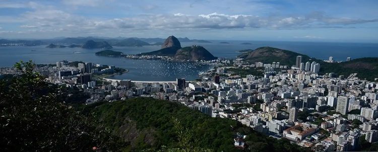 A instalação da tirolesa no complexo turístico do Pão de Açúcar e da Urca, cartão postal no Rio de Janeiro,