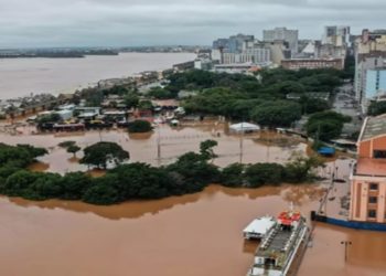 O número de mortos em decorrência das chuvas que afetam o Rio Grande do Sul subiu para 55 neste sábado (4), segundo a Defesa Civil do estado.