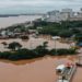 O número de mortos em decorrência das chuvas que afetam o Rio Grande do Sul subiu para 55 neste sábado (4), segundo a Defesa Civil do estado.