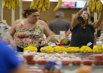Alimentos e remédios puxam alta de preços