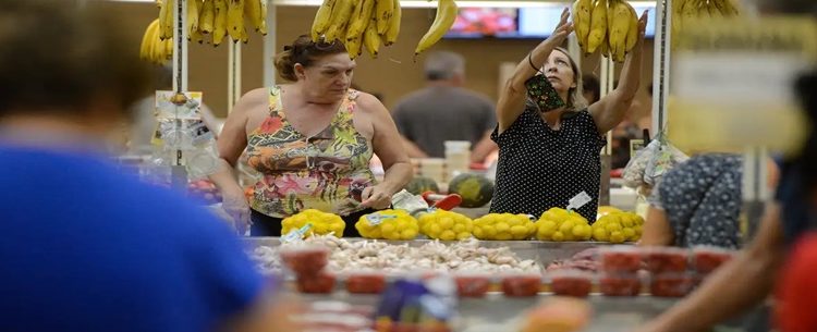 Alimentos e remédios puxam alta de preços