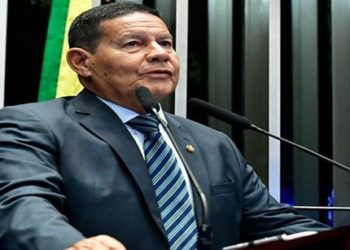 Senador Hamilton Mourão justifica a ausência durante tragédia no RS: ‘Desvio de função’