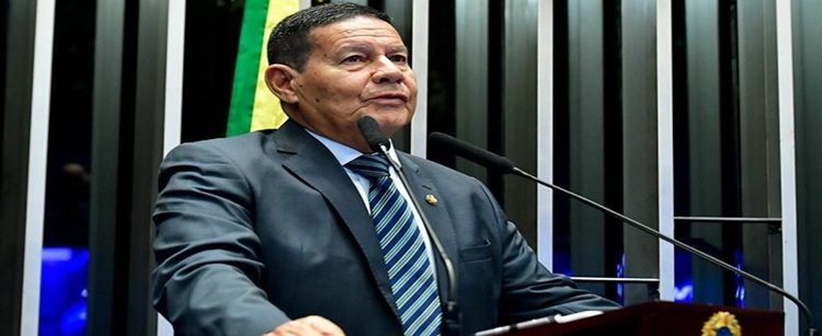 Senador Hamilton Mourão justifica a ausência durante tragédia no RS: ‘Desvio de função’